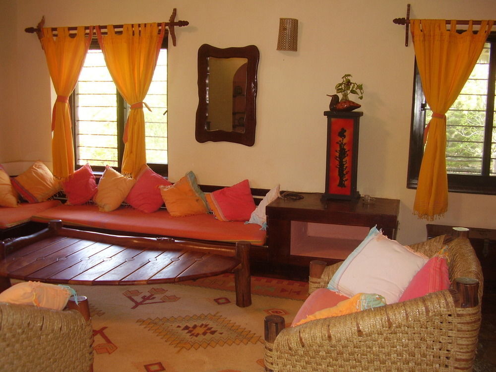 Hill Park Hotel - Tiwi Beach المظهر الخارجي الصورة